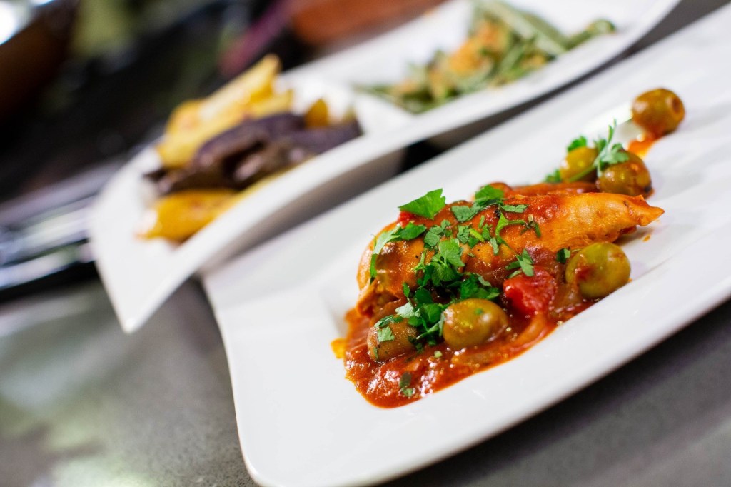 Chicken with olives and tomato