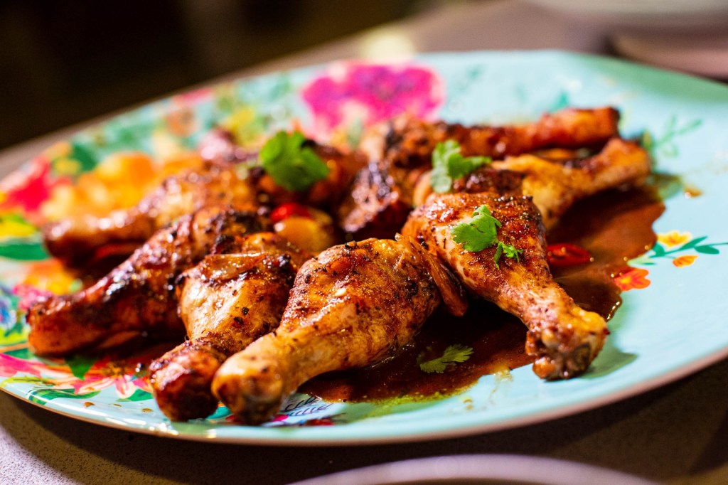 plate of chicken drumsticks 